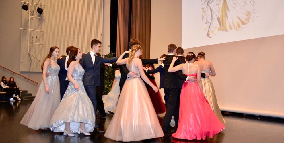 Wanhojen tanssit 2020 Valkeassa talossa ja kauppakeskus Kaaressa –  Suomalais-venäläinen koulu